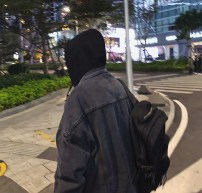 Оверсайз куртка джинсовая с воротником отворотом фото