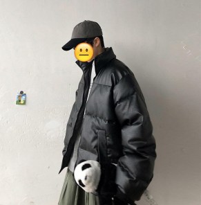 Дутая черная мужская куртка с воротником стойка фото