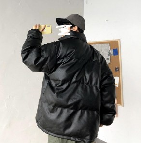 Дутая черная мужская куртка с воротником стойка фото