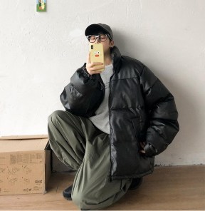 Дутая черная мужская куртка с воротником стойка фото