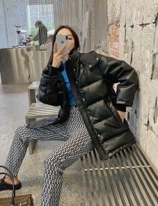 Женский пуховик из эко кожи оверсайз - свободный фото