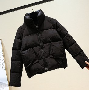 Яркий короткий женский пуховик с накладными карманами фото