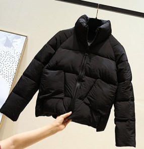 Яркий короткий женский пуховик с накладными карманами фото