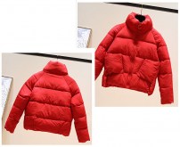 Яркий короткий женский пуховик с накладными карманами фото