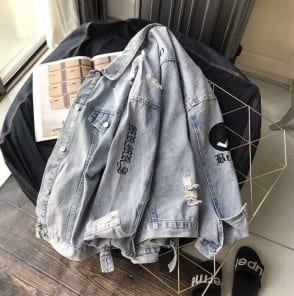 Женская джинсовая куртка с вышитой надписью Hello Bitch фото