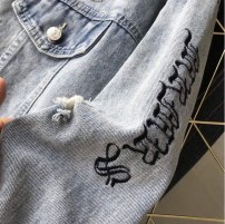 Женская джинсовая куртка с вышитой надписью Hello Bitch фото