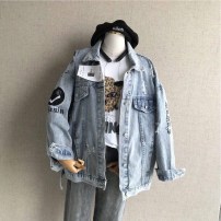 Женская джинсовая куртка с вышитой надписью Hello Bitch фото