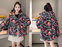 Короткая куртка пуховик с яркими рисунками фото