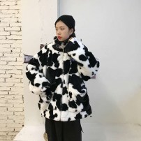 Свободная теплая плюшевая кофта куртка с коровьим принтом