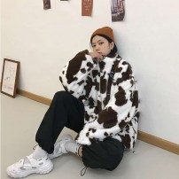 Свободная теплая плюшевая кофта куртка с коровьим принтом фото