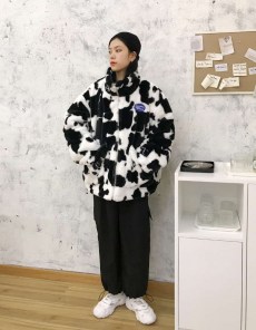 Свободная теплая плюшевая кофта куртка с коровьим принтом фото