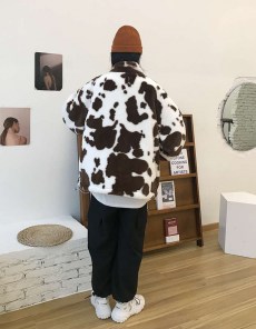 Свободная теплая плюшевая кофта куртка с коровьим принтом фото