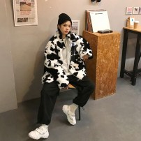 Свободная теплая плюшевая кофта куртка с коровьим принтом фото