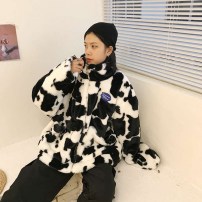 Свободная теплая плюшевая кофта куртка с коровьим принтом фото