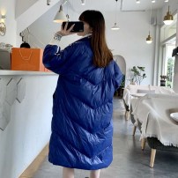 Длинный женский спортивный пуховик с полосками фото