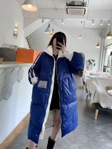 Длинный женский спортивный пуховик с полосками фото