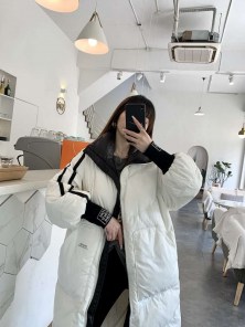 Длинный женский спортивный пуховик с полосками фото