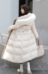 Длинная зимняя куртка пуховик с большим меховым воротником фото