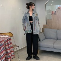 Женская джинсовка с цветными разводами и дырками фото