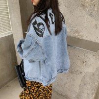 Крутая свободная синяя джинсовка женская с черной надписью на спине фото