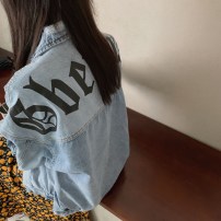 Крутая свободная синяя джинсовка женская с черной надписью на спине фото