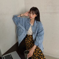 Крутая свободная синяя джинсовка женская с черной надписью на спине фото