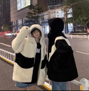 Огромная плюшевая кофта на замке с огромной полоской фото