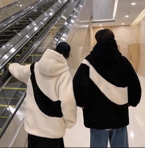 Огромная плюшевая кофта на замке с огромной полоской фото