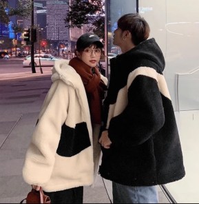 Огромная плюшевая кофта на замке с огромной полоской фото