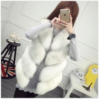 Стильная женская меховая жилетка без капюшона фото