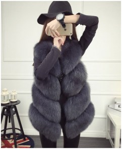 Стильная женская меховая жилетка без капюшона фото