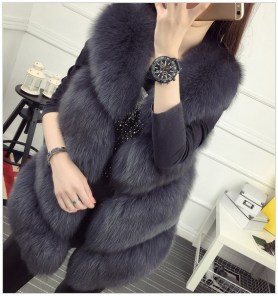 Стильная женская меховая жилетка без капюшона фото