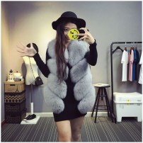 Стильная женская меховая жилетка без капюшона фото