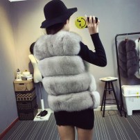 Стильная женская меховая жилетка без капюшона фото