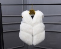Меховая укороченная жилетка женская фото