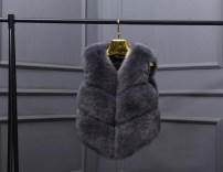 Меховая укороченная жилетка женская фото