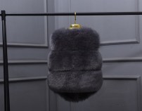 Меховая укороченная жилетка женская фото