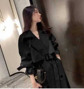 Женский молодежный тренч свободного кроя - черный и бежевый тренчкот фото