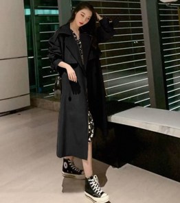 Женский молодежный тренч свободного кроя - черный и бежевый тренчкот фото