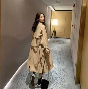 Женский молодежный тренч свободного кроя - черный и бежевый тренчкот фото