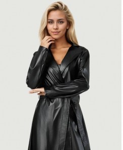 Женское легкое приталенное пальто тренч черное с эко кожи фото