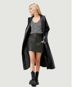 Женское легкое приталенное пальто тренч черное с эко кожи фото