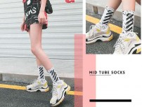 Высокие носки с мраморным принтом фото