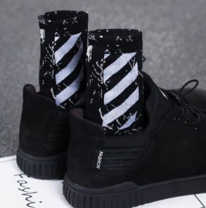 Высокие носки с мраморным принтом фото