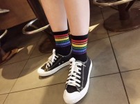 Высокие носки с разноцветными полосами фото