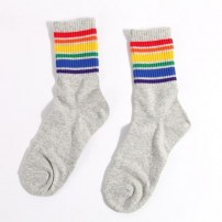 Высокие носки с разноцветными полосами фото