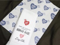 Высокие носки с милым сердечком фото