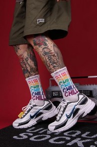 Высокие носки с разноцветной надписью Chill фото