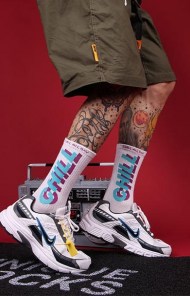 Высокие носки с разноцветной надписью Chill фото