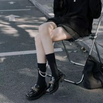 Высокие женские ретро носки черные с жемчугом и цепочкой фото